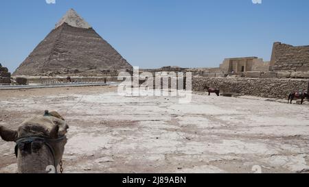 Architektonisches Detail des Pyramidenkomplexes von Gizeh, der sich etwa 13 Kilometer südwestlich des Stadtzentrums von Kairo, Ägypten, befindet Stockfoto