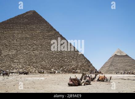 Architektonisches Detail des Pyramidenkomplexes von Gizeh, der sich etwa 13 Kilometer südwestlich des Stadtzentrums von Kairo, Ägypten, befindet Stockfoto