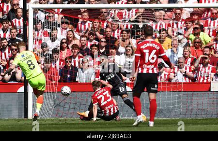 Sheffield, Großbritannien. 14.. Mai 2022. Jack Colback aus Nottingham Forest erzielt beim Sky Bet Championship-Spiel in Bramall Lane, Sheffield, ihr erstes Tor. Bildnachweis sollte lauten: Darren Staples/Sportimage Credit: Sportimage/Alamy Live News Stockfoto