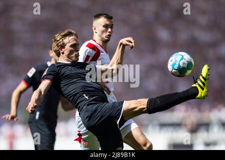 Stuttgart, Deutschland. 14.. Mai 2022. Fußball: Bundesliga, VfB Stuttgart - 1. FC Köln, Matchday 34, Mercedes-Benz Arena. Der Kölner Timo Hübers (l) im Kampf gegen die Stuttgarter Sasa Kalajdzic (r). Kredit: Tom Weller/dpa - WICHTIGER HINWEIS: Gemäß den Anforderungen der DFL Deutsche Fußball Liga und des DFB Deutscher Fußball-Bund ist es untersagt, im Stadion und/oder vom Spiel aufgenommene Fotos in Form von Sequenzbildern und/oder videoähnlichen Fotoserien zu verwenden oder zu verwenden./dpa/Alamy Live News Stockfoto