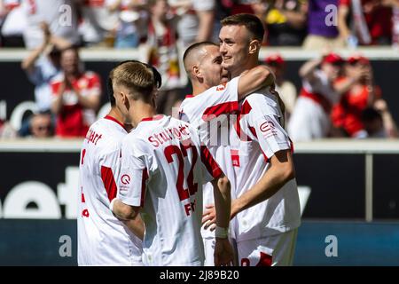 Stuttgart, Deutschland. 14.. Mai 2022. Fußball: Bundesliga, VfB Stuttgart - 1. FC Köln, Matchday 34, Mercedes-Benz Arena. Die Stuttgarter Sasa Kalajdzic (r) feiert mit dem Team nach dem Tor 1:0. Kredit: Tom Weller/dpa - WICHTIGER HINWEIS: Gemäß den Anforderungen der DFL Deutsche Fußball Liga und des DFB Deutscher Fußball-Bund ist es untersagt, im Stadion und/oder vom Spiel aufgenommene Fotos in Form von Sequenzbildern und/oder videoähnlichen Fotoserien zu verwenden oder zu verwenden./dpa/Alamy Live News Stockfoto