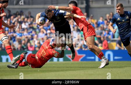 Robbie Henshaw von Leinster mit Pita Ahki und Juan Cruz Mallía von Stade Toulousain während des Halbfinales des Heineken Champions Cup im Aviva Stadium in Dublin, Irland. Bilddatum: Samstag, 14. Mai 2022. Stockfoto