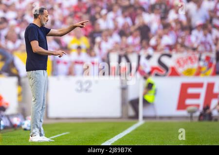 Stuttgart, Deutschland. 14.. Mai 2022. Fußball: Bundesliga, VfB Stuttgart - 1. FC Köln, Matchday 34, Mercedes-Benz Arena. Stuttgarts Trainer Pellegrino Matarazzo zeigt Gesten. Kredit: Tom Weller/dpa - WICHTIGER HINWEIS: Gemäß den Anforderungen der DFL Deutsche Fußball Liga und des DFB Deutscher Fußball-Bund ist es untersagt, im Stadion und/oder vom Spiel aufgenommene Fotos in Form von Sequenzbildern und/oder videoähnlichen Fotoserien zu verwenden oder zu verwenden./dpa/Alamy Live News Stockfoto