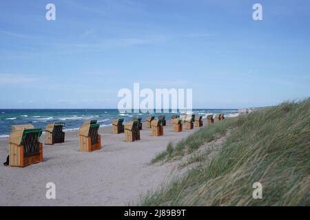 14. Mai 2022, Schleswig-Holstein, Weissenhäuser Strand: Strandliegen stehen am Ostseestrand. Trotz Wassertemperaturen von knapp zwölf Grad können Wasserratten an den Küsten Niedersachsens, Schleswig-Holsteins und Mecklenburg-Vorpommerns vielerorts schon wieder unter Bewachung in die Nord- und Ostsee springen. Foto: Marcus Brandt/dpa Stockfoto