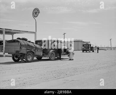 [Untitled Photo, möglicherweise verwandt mit: Neunköpfige Familie aus der Nähe von Fort Smith, Arkansas, auf dem Weg, um Arbeit in den kalifornischen Ernten zu finden. Zwischen Yuma und Phoenix, Arizona. Vierzehn solcher Autos wurden eines Nachmittags auf dieser Autobahn passiert]. Stockfoto