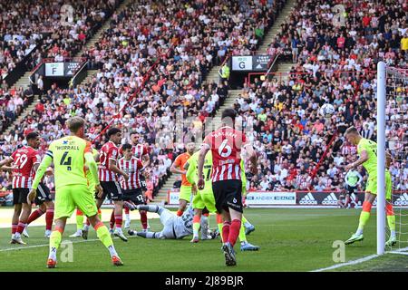 Sheffield, Großbritannien. 14.. Mai 2022. Sam Surridge #16 von Nottingham Forest räumt am 5/14/2022 in Sheffield, Großbritannien, den Ball aus der Linie. (Foto von Craig Thomas/News Images/Sipa USA) Quelle: SIPA USA/Alamy Live News Stockfoto