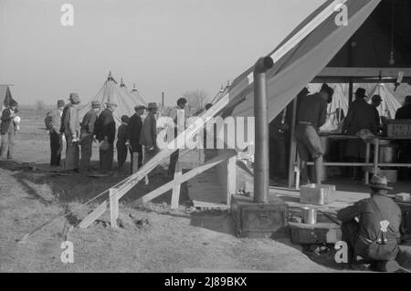 [Foto ohne Titel, möglicherweise in Zusammenhang mit: Die Küche im Lager für weiße Flutflüchtlinge in Forrest City, Arkansas]. Stockfoto