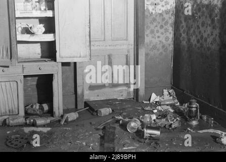 [Untitled Photo, möglicherweise verwandt mit: Interieur eines Bauernhauses in der Nähe von Ridgelie, Tennessee, nachdem das Hochwasser von 1937 nachgelassen hatte]. Stockfoto