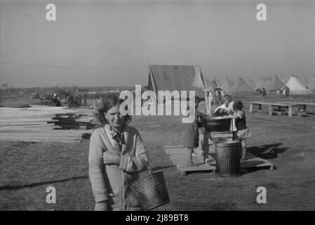 [Foto ohne Titel, möglicherweise in Zusammenhang mit: Einrichtungen zum Waschen im Lager für weiße Flutflüchtlinge in Forrest City, Arkansas]. Stockfoto