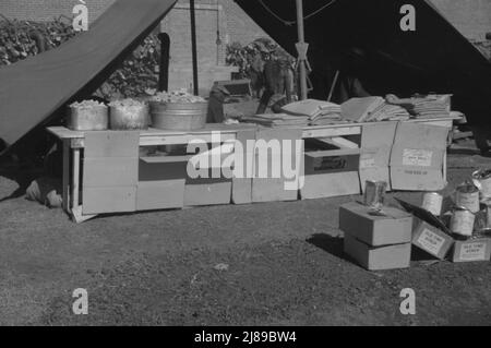 [Foto ohne Titel, möglicherweise in Zusammenhang mit: Flüchtlingslager in Forrest City, Arkansas]. Stockfoto