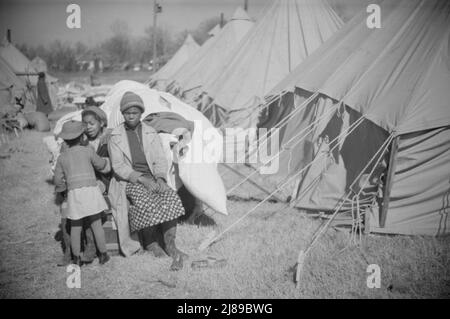 [Foto ohne Titel, möglicherweise in Zusammenhang mit: Flüchtlingslager in Forrest City, Arkansas]. Stockfoto