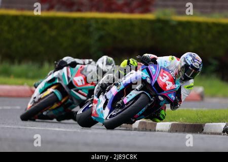 Portrush, Antrim, Nordirland. 14.. Mai 2022. FonaCAB Nicholl Oils Northwest 200 Races; Alastair Seeley (IFS Yamaha) gewinnt beim SuperStock-Rennen Credit: Action Plus Sports/Alamy Live News Stockfoto