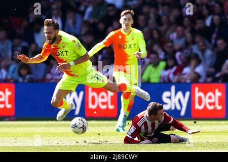 John Fleck von Sheffield United (rechts) bekämpft Philip Zinckernagel von Nottingham Forest, der während des Play-off-Halbfinalspiels in der Bramall Lane in Sheffield eine gelbe Karte hervorbringt. Bilddatum: Samstag, 14. Mai 2022. Stockfoto