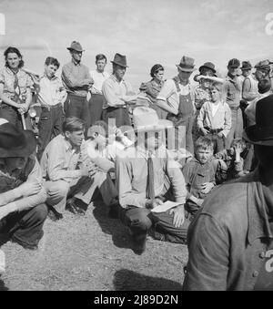 Ballspiel beobachten. Shafter-Lager für Migranten. Kalifornien. Stockfoto