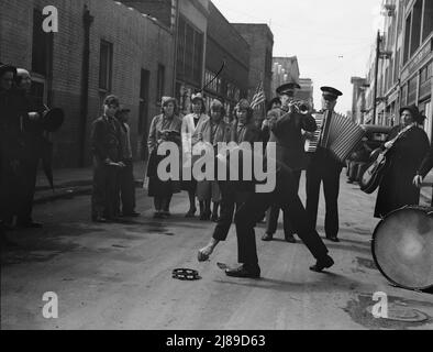 Salvation Army, San Francisco, Kalifornien. Armee trägt zuerst zum Tamburin (zwei Dollar) bei, Außenbeitrag etwa fünfundsiebzig Cent, alles von Betrunkenen und dergleichen. Stockfoto