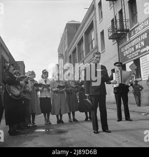 In der Minna Street bildet die Armee einen Halbkreis und singt, um eine Menschenmenge anzuziehen. Salvation Army, San Francisco, Kalifornien. Stockfoto