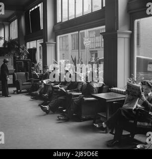 Salvation Army, San Francisco, Kalifornien. Rückkehr der Armee durch die Lobby eines Low-Class-Hotels. Verursacht leichte Aufmerksamkeit. Stockfoto