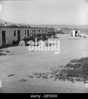 Autocamp der Arkansawyers. Zehn Kabinen, die für zehn Dollar pro Monat mit Eisenbett und elektrischem Licht mieten, ein Zimmer. Greenfield, Salinas Valley, Kalifornien. [Sehr einfache Unterkunft für Landarbeiter aus dem Bundesstaat Arkansas]. Stockfoto