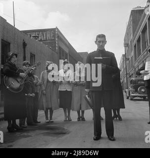 In der Minna Street bildet die Armee einen Halbkreis und singt, um eine Menschenmenge anzuziehen. Salvation Army, San Francisco, Kalifornien. Stockfoto