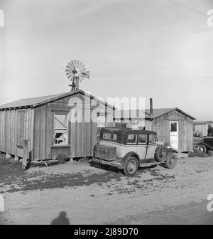 Hütten, die für zehn Dollar im Monat mieten. Mit Eisenbett und elektrischem Licht. In Arkansawyers Auto Camp. Greenfield, Salinas Valley, Kalifornien. [Sehr einfache Unterkunft für Landarbeiter aus dem Bundesstaat Arkansas]. Stockfoto