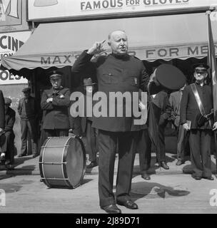 Salvation Army, San Francisco, Kalifornien. „Macht des herrn“ predigte von einem „Soldaten“, der zwölf Jahre zuvor gerettet wurde, seitdem mit der Armee. Stockfoto