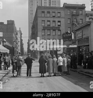 Salvation Army, San Francisco, Kalifornien. In der Minna Street bildet die Armee einen Halbkreis und singt, um eine Menschenmenge anzuziehen. Stockfoto