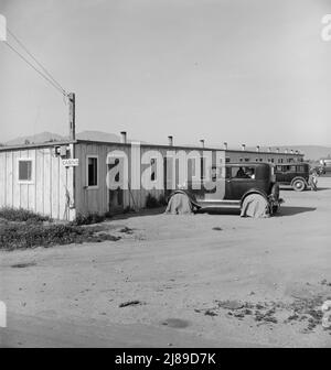 Autocamp der Arkansawyers. Zehn Kabinen, die für zehn Dollar pro Monat mit Eisenbett und elektrischem Licht mieten, ein Zimmer. Greenfield, Salinas Valley, Kalifornien. [Sehr einfache Unterkunft für Landarbeiter aus dem Bundesstaat Arkansas]. Stockfoto