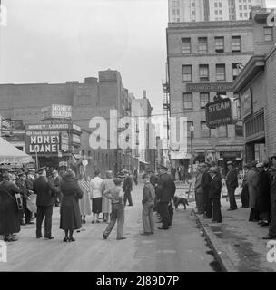 Salvation Army, San Francisco, Kalifornien. Allgemeine Sicht auf Armee und Menschenmengen. [Zeichen: 'Geld Geliehen; Eagle Loan Office; The Pioneer House; Steam Welcome Here']. Stockfoto