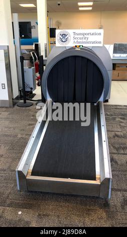 7. Mai 2022, Gainesville, FL: Ein TSA-Gepäckröntgengerät am Regionalflughafen von Gainesville. Stockfoto