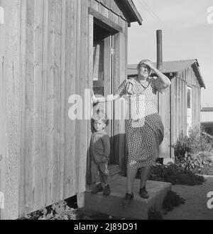 Großmutter und Enkelkind. Greenfield, Salinas Valley, Kalifornien. Von der Bauernfamilie, die ursprünglich in Missouri, dann in Iowa, war. Migranten nach Kalifornien. Stockfoto