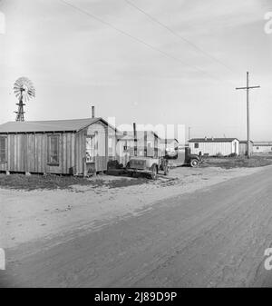 Wir mieteten Hütten, 10 Dollar im Monat, in der Nähe des Autocamps Arkansawyers. Greenfield, Salinas Valley, Kalifornien. [Sehr einfache Unterkunft für Landarbeiter aus dem Bundesstaat Arkansas]. Stockfoto