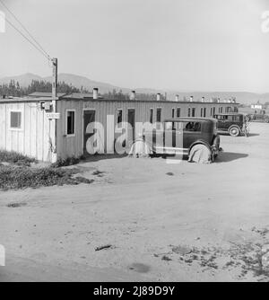 Autocamp der Arkansawyers. Zehn Kabinen, die für zehn Dollar pro Monat mit Eisenbett und elektrischem Licht mieten, ein Zimmer. Greenfield, Salinas Valley, Kalifornien. [Sehr einfache Unterkunft für Landarbeiter aus dem Bundesstaat Arkansas]. Stockfoto