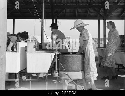 Wäschereieinrichtungen im Migranten-Arbeitslager der Farm Security Administration (FSA). Westley, Kalifornien. [Allgemeine elektrische Waschanlage beachten]. Stockfoto