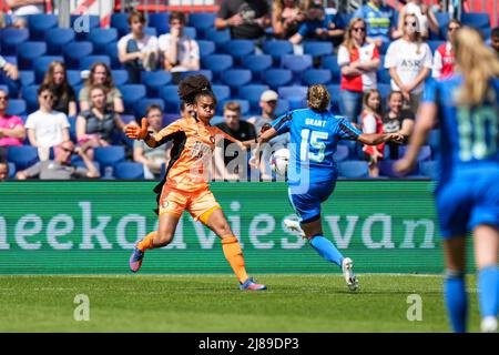 Rotterdam - Torhüterin Jacintha Weinar von Feyenoord V1, Chasity Grant von Ajax V1 während des Spiels zwischen Feyenoord V1 gegen Ajax v1 im Stadion Feijenoord De Kuip am 14. Mai 2022 in Rotterdam, Niederlande. (Box to Box Pictures/Yannick Verhoeven) Credit: Box to Box pictures/Alamy Live News Stockfoto