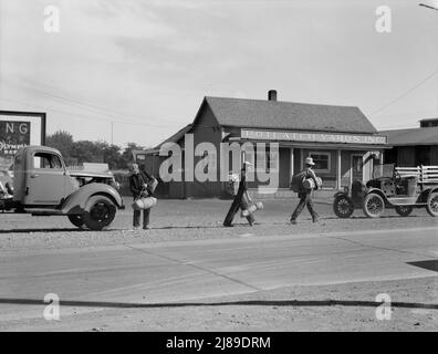 Washington, Yakima Valley, in der Nähe von Toppenish. Einzelne Wandermänner auf dem Weg zum Eisenbahnhof. Stockfoto