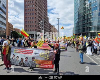 Berlin, Deutschland. 14.. Mai 2022. Kurden und Unterstützer demonstrieren gegen die türkische Politik. Die rund 700 Demonstranten liefen laut Polizei vom Potsdamer Platz bis zum Brandenburger Tor. Quelle: Cevin Dettlaff/dpa-Zentralbild/dpa/Alamy Live News Stockfoto