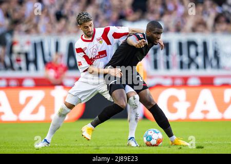 Stuttgart, Deutschland. 14.. Mai 2022. Fußball: Bundesliga, VfB Stuttgart - 1. FC Köln, Matchday 34, Mercedes-Benz Arena. Stuttgarts Atakan Karazor (l) im Kampf gegen den Kölner Anthony Modeste (r). Kredit: Tom Weller/dpa - WICHTIGER HINWEIS: Gemäß den Anforderungen der DFL Deutsche Fußball Liga und des DFB Deutscher Fußball-Bund ist es untersagt, im Stadion und/oder vom Spiel aufgenommene Fotos in Form von Sequenzbildern und/oder videoähnlichen Fotoserien zu verwenden oder zu verwenden./dpa/Alamy Live News Stockfoto