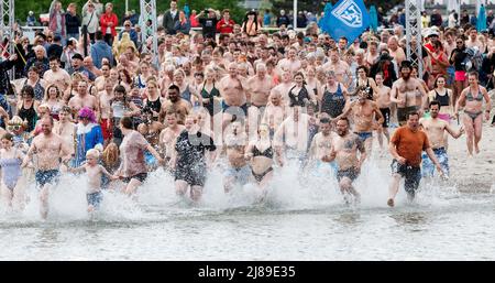 14. Mai 2022, Schleswig-Holstein, Lübeck-Travemünde: Badebegeisterte eröffnen im Ostseebad Travemünde die Saison mit einem gemeinsamen Lauf in die Ostsee und einem kurzen anschließenden Bad. Foto: Markus Scholz/dpa Stockfoto