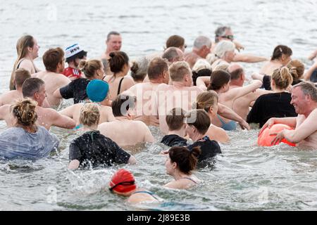 14. Mai 2022, Schleswig-Holstein, Lübeck-Travemünde: Badegäste eröffnen im Ostseebad Travemünde die Saison mit einem kurzen Bad in der Ostsee. Foto: Markus Scholz/dpa Stockfoto