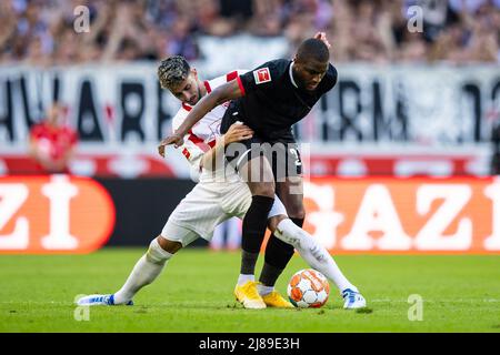 Stuttgart, Deutschland. 14.. Mai 2022. Fußball: Bundesliga, VfB Stuttgart - 1. FC Köln, Matchday 34, Mercedes-Benz Arena. Stuttgarts Atakan Karazor (l) im Kampf gegen den Kölner Anthony Modeste (r). Kredit: Tom Weller/dpa - WICHTIGER HINWEIS: Gemäß den Anforderungen der DFL Deutsche Fußball Liga und des DFB Deutscher Fußball-Bund ist es untersagt, im Stadion und/oder vom Spiel aufgenommene Fotos in Form von Sequenzbildern und/oder videoähnlichen Fotoserien zu verwenden oder zu verwenden./dpa/Alamy Live News Stockfoto