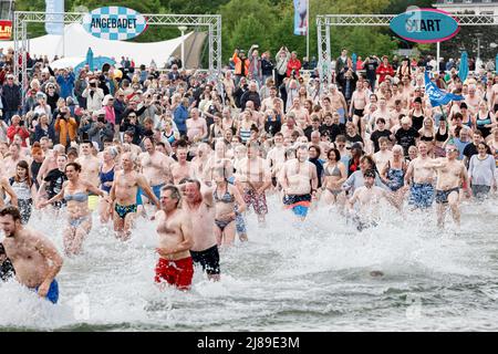 14. Mai 2022, Schleswig-Holstein, Lübeck-Travemünde: Badebegeisterte eröffnen im Ostseebad Travemünde die Saison mit einem gemeinsamen Lauf in die Ostsee und einem kurzen anschließenden Bad. Foto: Markus Scholz/dpa Stockfoto