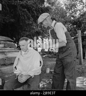 Oregon, Marion County, in der Nähe von West Stayton. Bean Picker Barber einander. Stockfoto