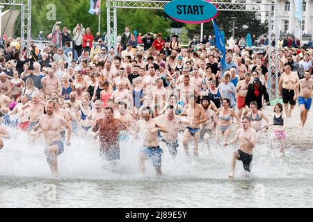 14. Mai 2022, Schleswig-Holstein, Lübeck-Travemünde: Badebegeisterte eröffnen im Ostseebad Travemünde die Saison mit einem gemeinsamen Lauf in die Ostsee und einem kurzen anschließenden Bad. Foto: Markus Scholz/dpa Stockfoto