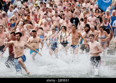 14. Mai 2022, Schleswig-Holstein, Lübeck-Travemünde: Badebegeisterte eröffnen im Ostseebad Travemünde die Saison mit einem gemeinsamen Lauf in die Ostsee und einem kurzen anschließenden Bad. Foto: Markus Scholz/dpa Stockfoto