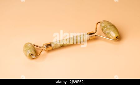 Gua Sha Massage Steininstrumente. Rolle auf dem Hintergrund. Stockfoto