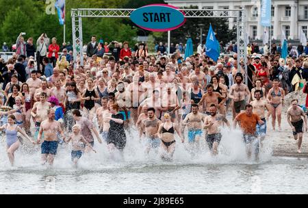 14. Mai 2022, Schleswig-Holstein, Lübeck-Travemünde: Badebegeisterte eröffnen im Ostseebad Travemünde die Saison mit einem gemeinsamen Lauf in die Ostsee und einem kurzen anschließenden Bad. Foto: Markus Scholz/dpa Stockfoto