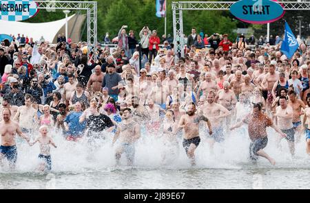 14. Mai 2022, Schleswig-Holstein, Lübeck-Travemünde: Badebegeisterte eröffnen im Ostseebad Travemünde die Saison mit einem gemeinsamen Lauf in die Ostsee und einem kurzen anschließenden Bad. Foto: Markus Scholz/dpa Stockfoto