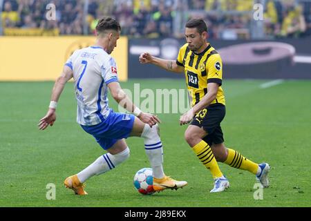 DORTMUND, DEUTSCHLAND - MAI 14: Raphael Guerreiro von Borussia Dortmund, Peter Pekarik von Hertha BSC während des 1. Bundesliga-Spiel zwischen Borussia Dortmund und Hertha BSC im Signal-Iduna-Park am 14. Mai 2022 in Dortmund (Foto: Joris Verwijst/Orange PicBilder) Stockfoto