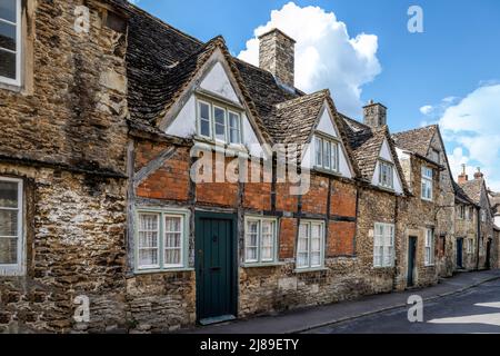 Alte Steinhäuser mit Fachwerkhäusern im historischen Zentrum von Lacock Village, Cotswolds, Wiltshire, England, Großbritannien. Stockfoto