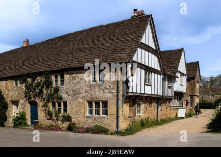 Lacock Pottery Bed & Breakfast mit seiner Fachwerkfassade im historischen Dorfzentrum von Lacock, Cotswolds, Wiltshire, England, Großbritannien Stockfoto